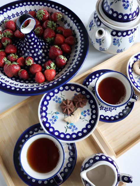 Polish Pottery Boleslawiec | Shopping in Warsaw | Warsaw Polish Breakfast, Polish Gifts, Asian Cafe, Boleslawiec Pottery, Warsaw Old Town, Polish Pottery Boleslawiec, Polish People, Ceramics Pottery Bowls, Ceramic Workshop