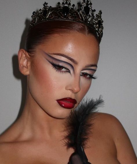 Black Swan Costume Halloween, Black Swan Makeup, Queen Of Hearts Makeup, Halloween Costumes 2022, Black Swan Costume, Halloween Coustumes, Clever Halloween Costumes, Pretty Halloween Costumes, Couples Halloween Outfits