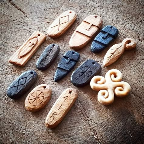 Wood Carving Jewelry Diy, Dremel Art, Wood Whittling, Wooden Jewelery, Dremel Crafts, Dremel Carving, Wood Jewelery, Simple Wood Carving, Pagan Crafts