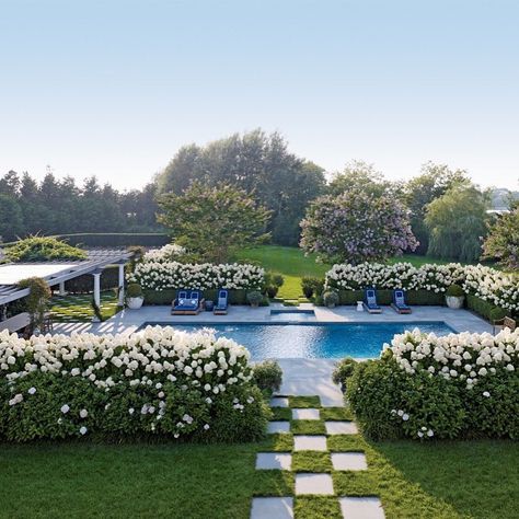 Happy Friday! This Hamptons home was decorated by Juan Montoya and photographed by @bjornwallander New York Homes, Hamptons House, Design Exterior, Garden Pool, Garden Trellis, Outdoor Swimming, Pool Landscaping, Outdoor Swimming Pool, Pool Houses