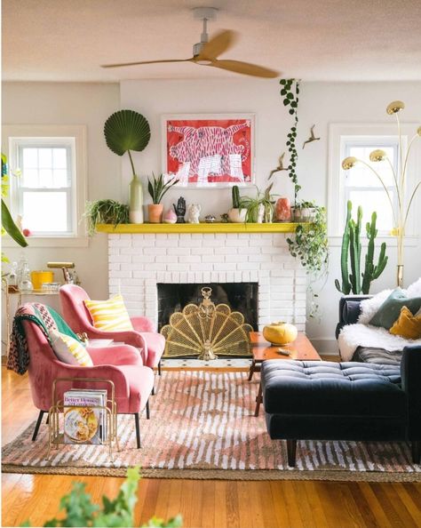 Small Space Design, Colourful Living Room, Pink Chair, Room Deco, Design Room, Craftsman Bungalows, Design Del Prodotto, Room Decorations, Retro Home Decor