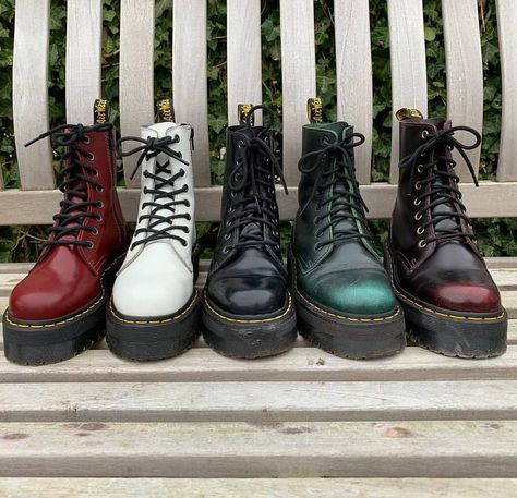 Doc Martens Style, Doc Martens Boots, Alternative Grunge, Dr Martens Boots, Mode Casual, Aesthetic Shoes, Style Looks, Alternative Rock, Color Tag