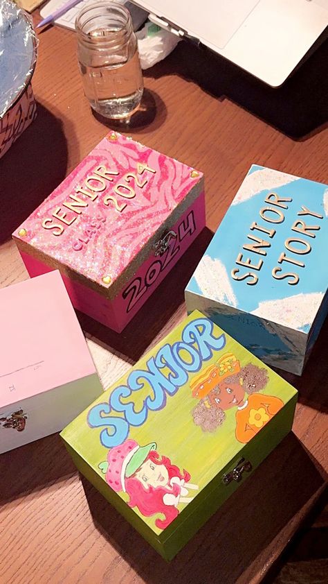 College Memory Box Ideas, Senior Gifts For Friends, Senior Box Ideas 2025 Disney, Freshmen Year Memory Box Ideas, Senior Year Activities High School, Box Of Memories Aesthetic, Senior Year Box Ideas 2025, Senior Box Ideas 2024, Senior Year Boxes