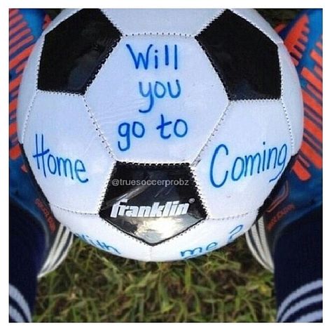 OMG every soccer players dream is to he asked like this! :) lol only not to be thrown or kicked at ;) Asking Someone To Homecoming, Prom Response Ideas, Homecoming Signs, Cute Homecoming Proposals, Cute Prom Proposals, Asking To Prom, Dance Proposal, Boyfriend Gifts Long Distance, Homecoming Pictures