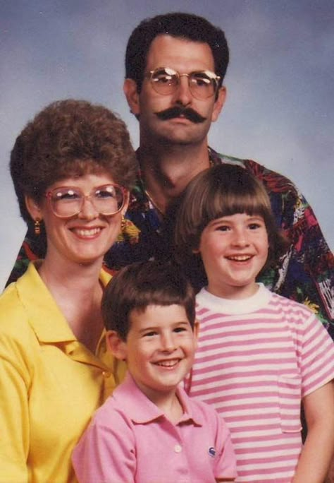 ~0`~ 1980s Family Photos, 80s Family Photoshoot, Alt Family, Awkward Family Portraits, Awkward Family Pictures, 80s Photoshoot, Bad Family Photos, Clown Film, Funny Photoshoot