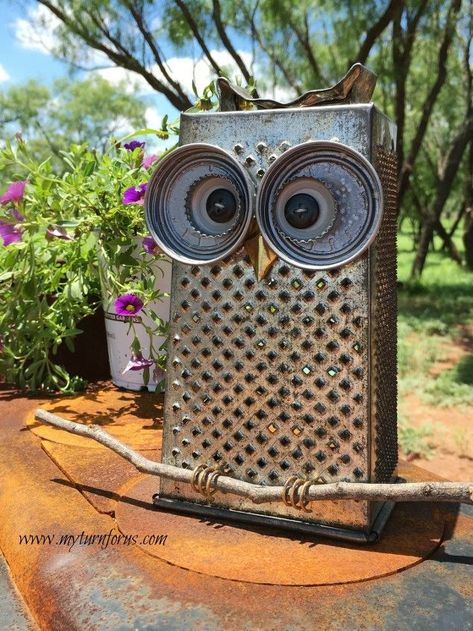 Owl Yard Art, Owl Garden Art, Trash To Treasure Ideas, Junk Metal Art, Flea Market Gardening, Christmas Crafts For Adults, Owl Crafts, Metal Yard Art, Metal Garden Art