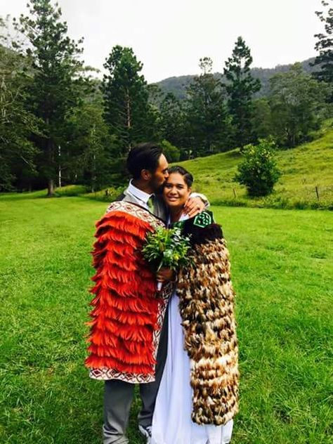 New Zealand korowai. Maori cloak. Wedding ideas. Brown skin. Wedding Ideas Brown, Maori Wedding, Chin Tattoo, Indigenous Style, Feather Cape, Island Party, Maori People, Gauze Tunic, Nova Fashion