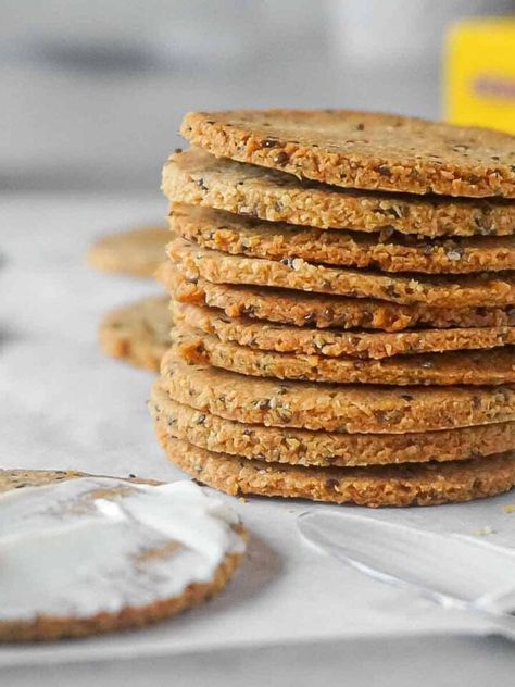 Chia Crackers, Low Carb Crackers Recipes, Sugar Free Brownies, Low Carb Crackers, Cracker Recipes, Keto Cooking, Paleo Snacks, Gluten Free Snacks, Free Snacks