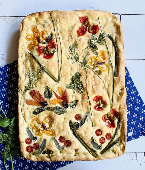 How to Decorate Focaccia Bread Like a Work of Art Decorated Focaccia, Garden Focaccia, Homemade Focaccia Bread, Foccacia Bread, Focaccia Bread Recipe, Focaccia Recipe, Bread Makers, Bread Art, Rosemary Garlic