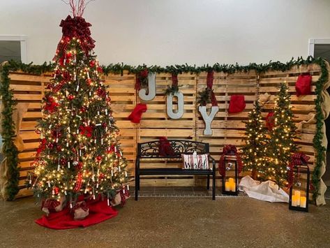 Christmas Decorations Photo Booth, Photo Booth Natal, Church Stage Christmas, Xmas Party Ideas Decoration, Rustic Christmas Backdrop, Christmas Backdrop Ideas, Church Backdrop, Christmas Photobooth, Diy Christmas Backdrop