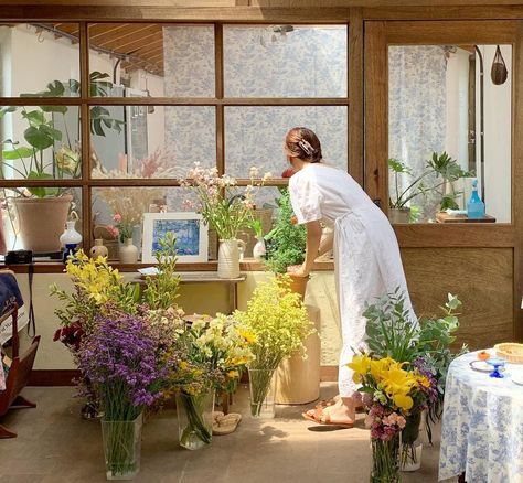 Florist Studio, Florist Shop, Flower Therapy, Green Aesthetic, Flower Child, Dream Job, Flower Shop, My Flower, Pretty Flowers