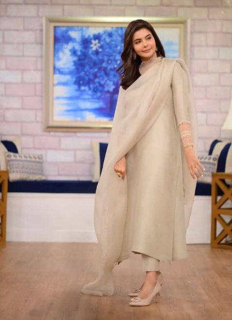 Simple Kurta, Churidar Designs, Indian Designer Suits, Simple Kurta Designs, Stylish Short Dresses, Salwar Kamiz, Beautiful Pakistani Dresses, Pakistani Dresses Casual, Pakistani Fancy Dresses