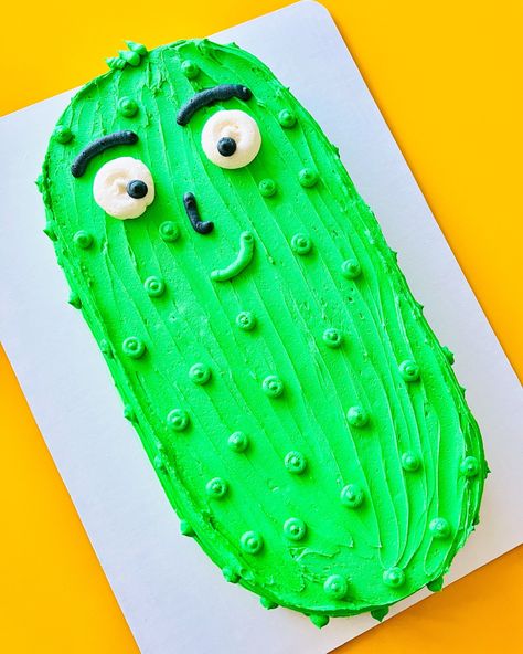 Pickle Shaped Cake, Pickle Birthday Cakes, Pickle Cake Ideas, Pickle Cake, Pickle Birthday, Pickle Party, Pickle Ball, Yummy Desserts, Birthday Cakes