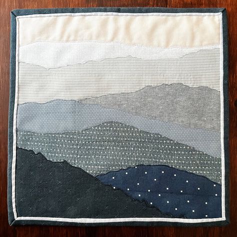 Blue Ridge Mountains Free Appliqué Quilt Block Pattern | #QuiltBlockMa Quilt Pattern Mountains, Mountain Landscape Quilts Ideas, Mountain Quilts Patterns, Mountain Quilt Pattern Free, Quilt Mountains, Free Form Quilting, Mountain Applique, Mountain Quilt Block, Inn Ideas