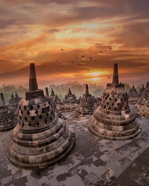 Sunset on Instagram: “I saw another @sunset in my dreams 🌅❤️ photo by @kyrenian #borobudur #indonesia #temples #jawatengah #sunset #sunsets #photooftheday” Amazon Seo, Hotel Bali, Borobudur Temple, Central Java, Buddhist Temple, Beautiful Places Nature, Incredible Places, City Travel, World Heritage