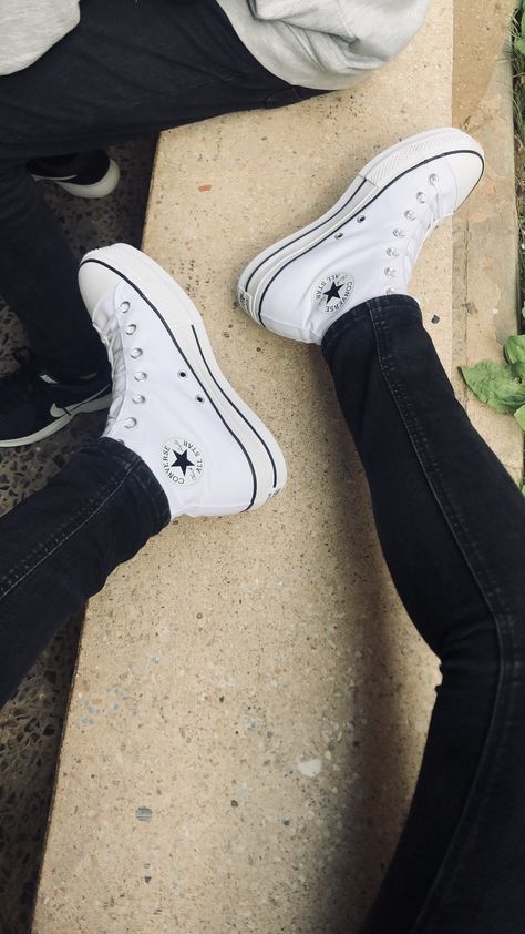 Preppy Converse, Tennis Converse, Converse Chunky, Converse Shoes White, Converse White Sneakers, Botas Outfit, White Platform Converse, Knee High Converse, High Top Converse Outfits