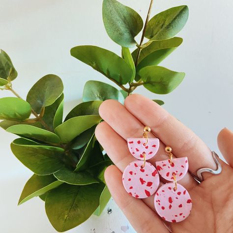 Girly Clay Earrings, Pink Clay Earring Ideas, Terrazzo Clay Earrings, Barbie Clay Earrings, Polymer Clay Earrings Aesthetic, Terrazzo Ideas, Simple Earing, Homemade Clay Earrings, Terrazzo Earrings