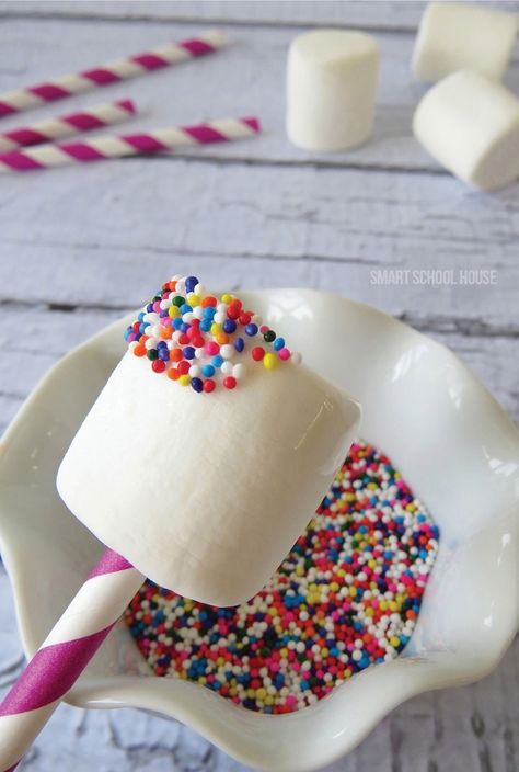 Do your kids like to help in the kitchen? Here is an EASY treat they can create on their own (and they make great gifts too!) Marshmallow Pops Recipe, Decorated Marshmallows, Marshmallow Sticks, Cute Marshmallows, Chocolate Covered Marshmallows, Marshmallow Treats, Kids Treat, Marshmallow Pops, Kids Party Food