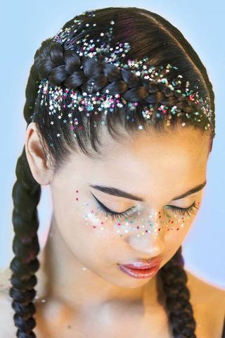 Glitter Roots, Festival Makeup Glitter, Festival Glitter, Glitter Face, Fairy Makeup, Glam And Glitter, Blue Fairy, Glitter Party, Festival Hair