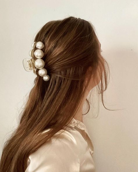 Hairstyle For Lehenga, Hairclip Hairstyles, Hairclip Hairstyle, Small Hair Claw, Lazy Hair, Fine Hair Styles For Women, Pearl Hair Clips, Jaw Clip, Lazy Hairstyles