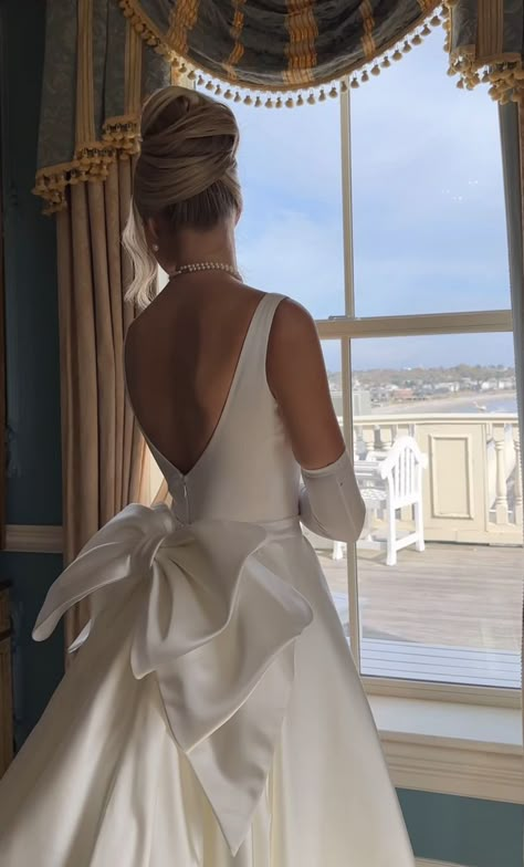 Big Bow Back Wedding Dress, Full Satin Wedding Dress, Wedding Dresses With Bows, Ballroom Wedding Dresses, Timeless Wedding Dress, Bow Wedding Dress, Classy Wedding Dress, Pretty Wedding Dresses, Cute Wedding Dress