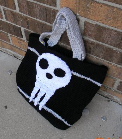 Related image Soul Eater Crochet Pattern, Crochet Bat Bag, Soul Eater Crochet, Soul Eater Skull, Nerdy Crochet, Crochet Bat, Crochet Game, Anime Bag, Crochet Skull