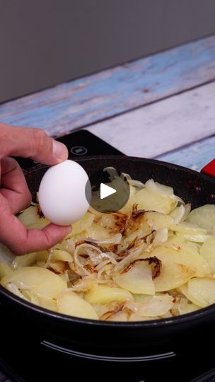 Special Omelette, Omelette Recipes, Best Omelette, How To Cut Onions, Spanish Omelette, Potatoes And Onions, Breakfast Omelette, Omelette Recipe, The Onion