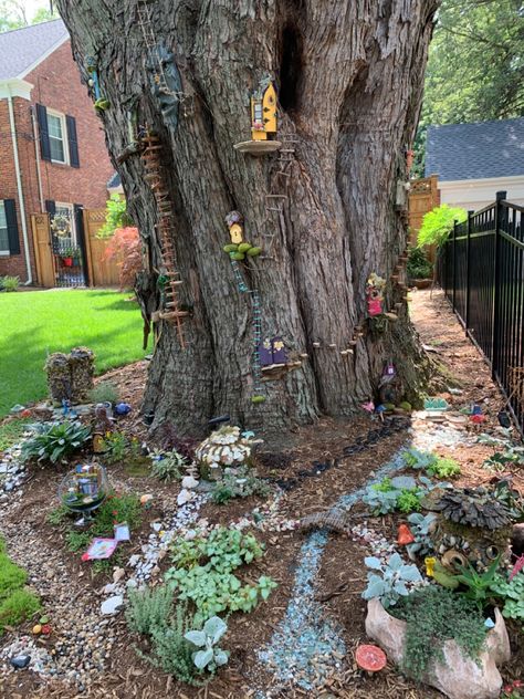 Awesome Backyard Ideas, Gnome Garden Ideas, Large Fairy Garden, Kids Fairy Garden, Witchy Garden, Fairy Garden Ideas, Fairy Tree Houses, Dry River, Fairy Garden Crafts