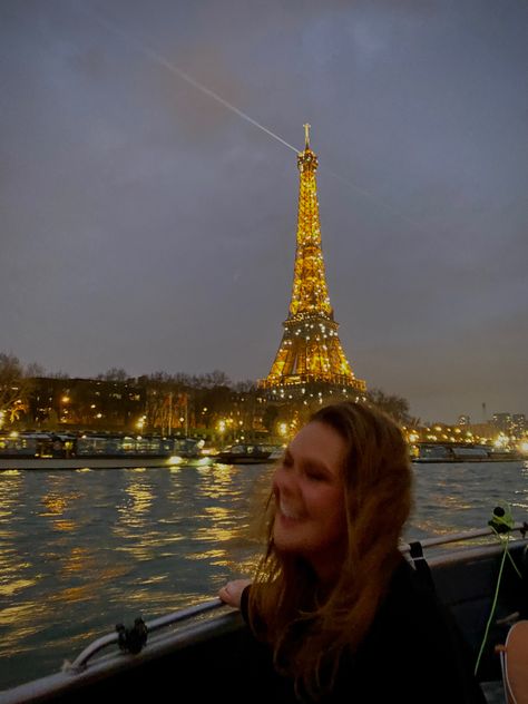 Girl infront of Eiffel Tower at night aesthetic Seine River Cruise Paris, Paris Boat Ride, Paris River Cruise, Paris Trip Outfits, Seine River Cruise, Eiffel Tower At Night, Paris Tours, Paris At Night, Holiday Pictures