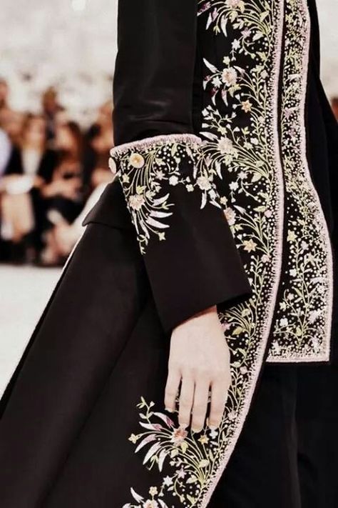 Dior Coat Style Dress, Dior Embroidery, Couture Dior, Detail Couture, Christian Dior Haute Couture, Couture Embroidery, Dior Haute Couture, Coat Style, Couture Details