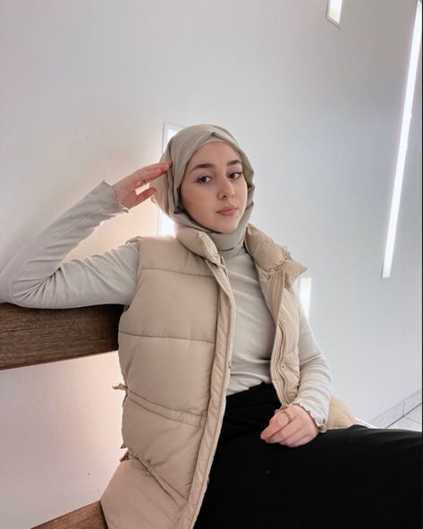 Pic inspo | pose inspo | hijabi ootd | puffer vest outfit | hijabi outfit | neutral outfit | beige outfit | cool background Puffer Vest Outfit Beige, Hijabi Vest Outfit, Beige Puffer Vest Outfit, Puff Vest Outfit, Sleeveless Puffer Jacket Outfit, Tokyo Winter Outfit, Hijabi Ootd, Tokyo Winter, Beige Puffer