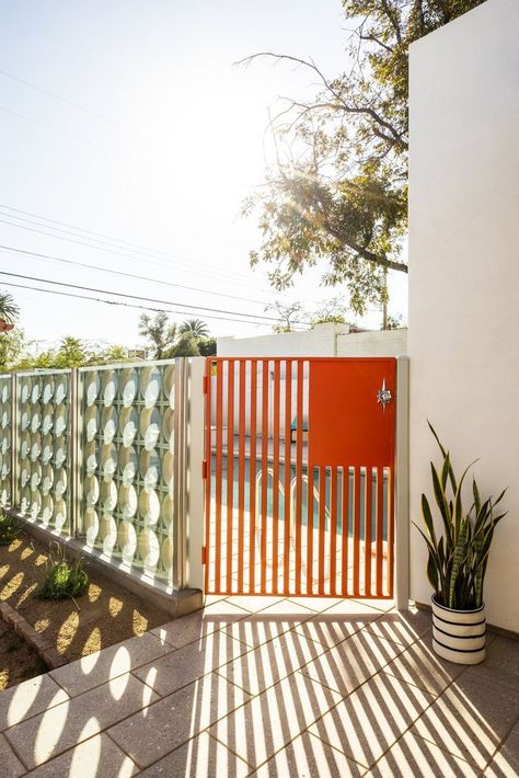 Backyard Gate Ideas, Mid Century Gate, Modern Garden Gate, Wood Homes, Mid Century Outdoor, Drink Matcha, Yard Gate, Pool Gate, Modern Outdoor Spaces