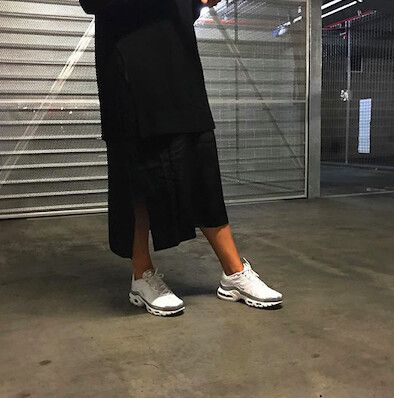 @KendraAlexandra on Instagram Nike Air Max Outfit, Air Max Outfit, Scarf Drawing, Curvy Petite Fashion, Elegant Flats, Nike Tn, Cold Fits, Chic Heels, Outfit Dress