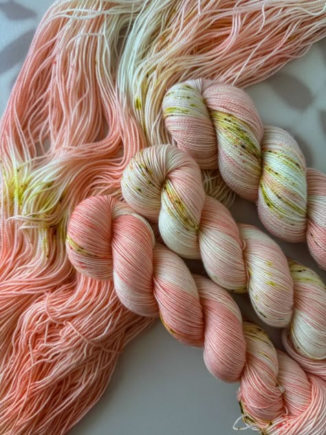 Dyed Yarn Diy, Halloween Yarn, Knitting Board, Crochet Yarns, Indie Dyed Yarn, Rigid Heddle Weaving, Yarn Ideas, Fiber Crafts, Clothing Crafts