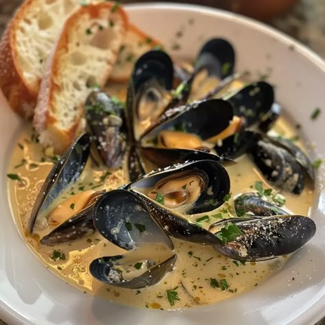 Sauce For Mussels Garlic Butter, Clam Zuppa Recipe, Muscles With White Wine Sauce, Mussels In White Wine Sauce Garlic Butter, Mussel Pot Recipe, Mussels In Wine Sauce, Mediterranean Mussels Recipes, Garlic Parmesan Mussels, Muscles In White Wine Garlic Sauce