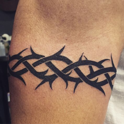 Mens Barbed Wire Tattoo, Barb Wire Arm Band Tattoo, Thorns Band Tattoo, Crown Of Thorns Tattoo Armband, Band Tattoo Designs For Men, Barbwire Tattoo, Trible Tattoos, Armband Tattoos For Men, Lower Back Tattoo Designs