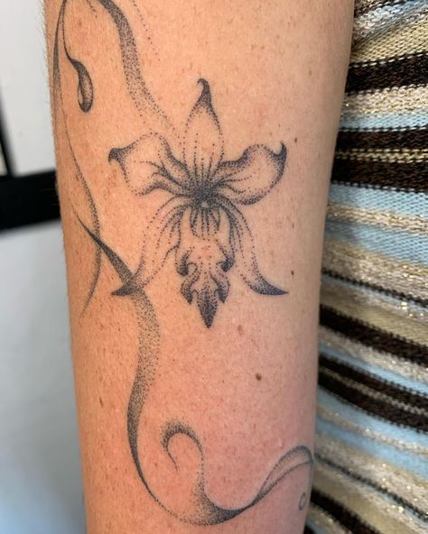 Tysm Maya ❤️‍🩹 Would love to do more like this!! I can do different variations of flowers n swirls to suit placement and visions 🌬️ Made… | Instagram Minimalistic Tatoos Woman, Stippled Flower Tattoo, Hand Poke Flower Tattoo, Dotted Flower Tattoo, Leg Crease Tattoo, Handpoke Flower Tattoo, Cool Aesthetic Tattoos, Different Flowers Tattoo, Delicate Shoulder Tattoos For Women