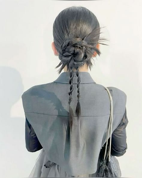 Ponytail And Braid, Hair In A Ponytail, Κούρεμα Bob, Easy Bun Hairstyles, Editorial Hair, A Ponytail, Fishtail Braid, Hair Arrange, Work Hairstyles