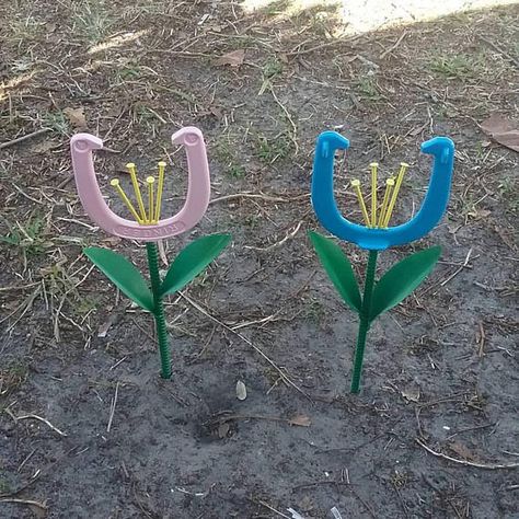 Horseshoe Flower Horseshoe Flowers, Metal Sculpture Artists, Horseshoe Projects, Horseshoe Crafts, Welding Art Projects, Horseshoe Art, Metal Welding, Metal Yard Art, Steel Sculpture