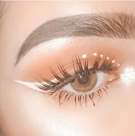 Eyeshadow With White Eyeliner, White Eyeliner Asian Eyes, Blue Eyeshadow White Eyeliner, Blue White Eyeliner, Make Kawaii, White Eyeliner Asian, Cool White Eyeliner Looks, White Eyeliner Eye Makeup, Makeup Ideas White Eyeliner