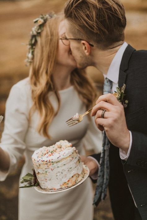 Wedding Cake Elopement, Elopement Dessert Ideas, Elope Wedding Cake, Elopement Cake Table, Elopement Cupcakes, Elope Cake, Elopement Cake Photos, Personal Wedding Cake, Elopement Cakes