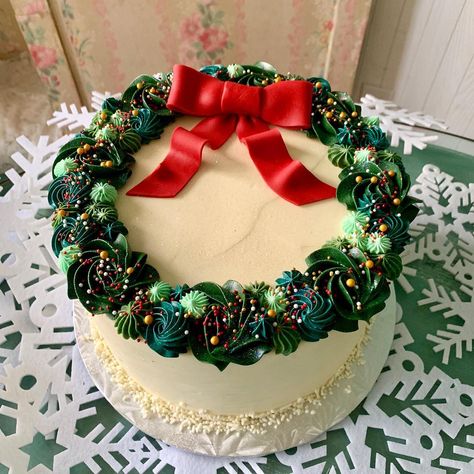 Holiday Cake Designs, Christmas Themed Cake, Delicious Christmas Desserts, Christmas Cake Designs, Rosette Cake, Torte Cupcake, Christmas Cake Decorations, Xmas Cake, Winter Cake