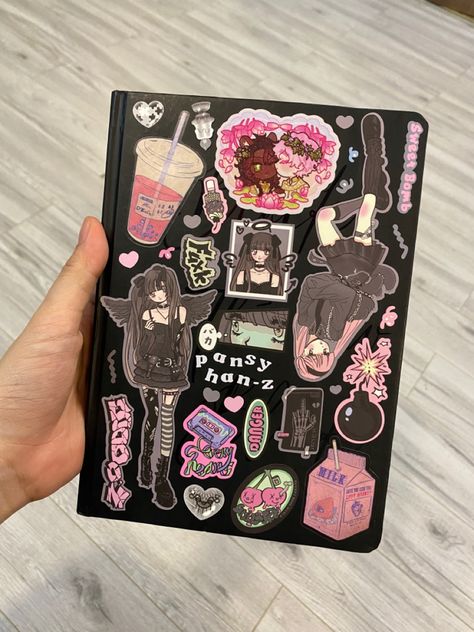 Sketchbook With Stickers, Stickers On Sketchbook, Sketchbook Stickers Cover, Cool Notebook Covers, Sketchbook Cover Ideas Stickers, Decorating Notebooks Cover, Notebook Decoration Ideas Cover, Sketchbook Decoration Ideas, Sketch Book Front Page Ideas