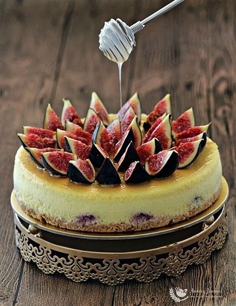 Figs are sweet and rich in taste and they are wonderful source in calcium, iron, magnesium, potassium and full of dietary fiber.  Fresh figs should be consumed within 2-3 days as they will perish easily once ripened. After eating some of the figs, I quickly used the leftovers to bake this beautiful light and zesty … Fig Cheesecake, Honey Cheesecake, Fig Recipes, Magic Cake, Delicious Cake Recipes, Lemon Sauce, Quick And Easy Recipes, Lemon Cheesecake, Roasted Peppers