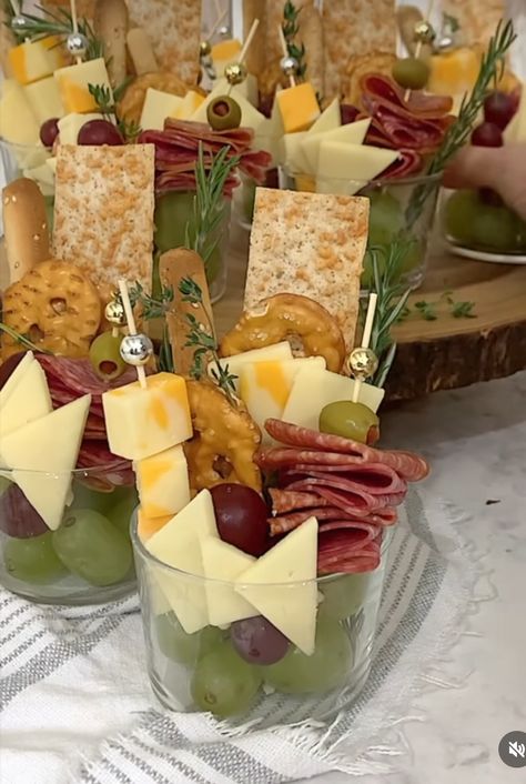 Charcuterie Cups, Charcuterie Appetizers, Party Food Buffet, Charcuterie Inspiration, Party Food Platters, Charcuterie And Cheese Board, Charcuterie Recipes, Shower Food, Snacks Für Party