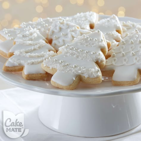 Winter Pearl Holiday Tree Cookies - Christmas of Chanukah Desserts  Ingredients: 12 tree shaped sugar cookies  1 Pouch Cake Mate® Cookie Icing in White  1 Bottle of Cake Mate® White Shimmer Sugar  1 Bottle of Cake Mate® Pearls White Christmas Tree Cookies Decorated, Sugar Cookie Tree Decorating, Chanukah Desserts, White Christmas Tree Cookies, White Christmas Sugar Cookies, White Sugar Cookies, White Christmas Cookies, Stuco Ideas, Hanukkah Desserts