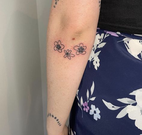 Small Knee Tattoo, Hippie Flower Tattoos, New Tattoo Styles, Egyptian Eye Tattoos, Funky Tattoos, Small Flower Tattoos, Elbow Tattoos, Arm Tattoos For Women, Knee Tattoo