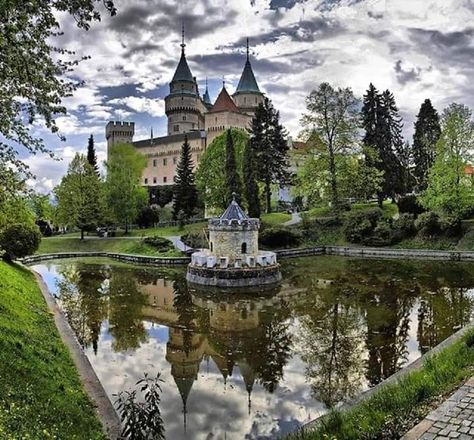 Bojnice Castle, Old Castle, European Castles, Castle In The Sky, Castle Ruins, Chateau France, Fairytale Castle, Beautiful Castles, Medieval Castle