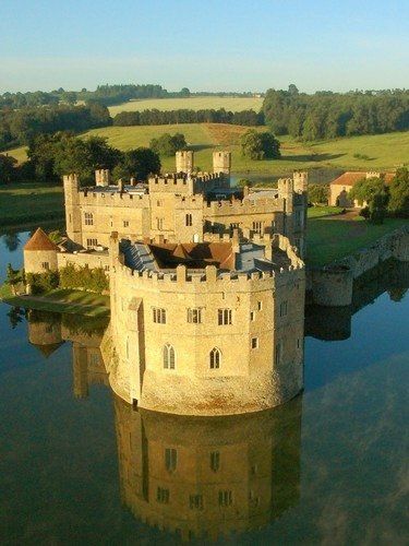 51 British Castles Full of History ... British Castles, Alnwick Castle, Leeds Castle, Old Castle, Chateau Medieval, Famous Castles, Kent England, Castle Ruins, Chateau France