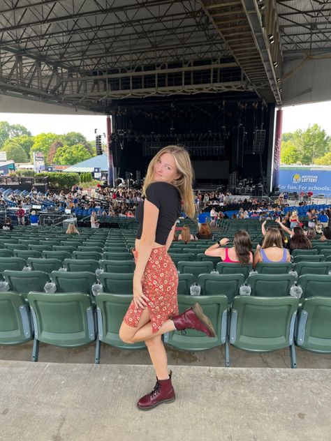 Concert Outfit 5sos, Naill Horan Concert Outfits, Noah Khan Outfits Concert, Lauren Daigle Concert Outfit Ideas, 5 Seconds Of Summer Concert Outfit, 5sos Concert Outfit Ideas, Lauren Daigle Concert Outfit, Summer Rock Concert Outfit, Niall Horan Concert Outfit Ideas